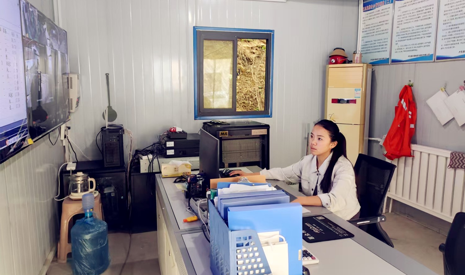 堅(jiān)守安全防線，綻放巾幗風(fēng)采｜記西溝鐵礦安全監(jiān)控員黃春玲